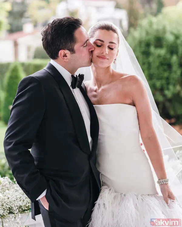 5 aylık hamile olan Nazlı Sabancı “Hamile stilim” diyerek derin dekoltesiyle karnı burnunda paylaştı! Arzu Sabancı’nın gelini... - 5