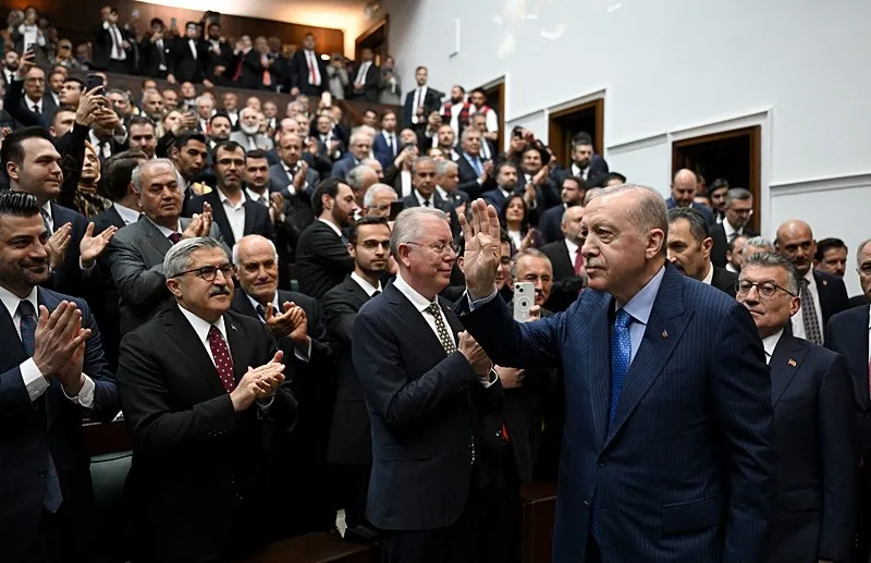 baskan-erdogandan-chpye-siz-bu-kafayla-sandikta-cok-tokat-yersiniz-kurultay-savasina-gonderme-biz-taraf-degili-1781099130136.jpeg Başkan Erdoğan'dan CHP'ye: Siz bu kafayla sandıkta çok tokat yersiniz | Kurultay savaşına gönderme: Biz taraf değiliz-3