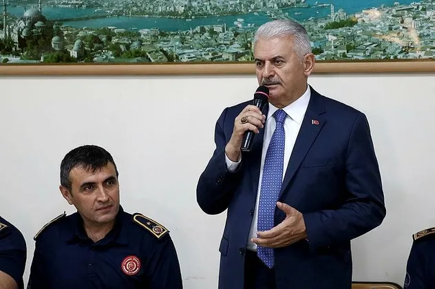 Binali Yıldırım itfaiyecilerle sahur yaptı