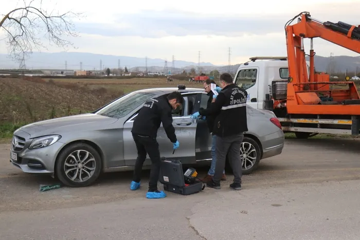 kalp-damar-cerrahi-okan-dericioglu-otomobilinde-olu-bulundu-olay-yerinden-ilk-goruntuler-1733842568269.jpg
