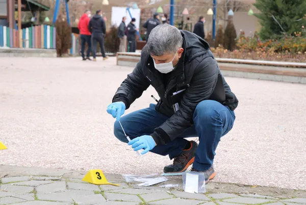 boluda-parkta-yuruyen-genc-kiz-tanimadigi-biri-tarafindan-3-yerinden-bicaklandi-1608723221394.jpg Son dakika: Bolu'da parkta yürüyen genç kız tanımadığı biri tarafından 3 yerinden bıçaklandı-4