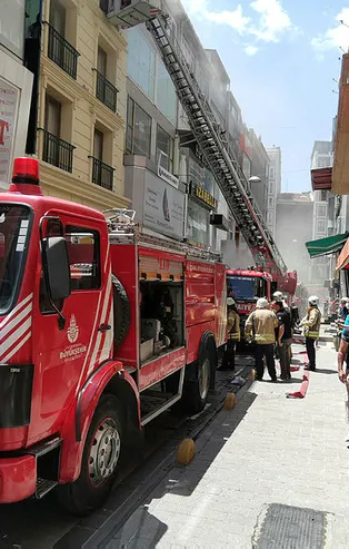 İstanbul Fatih'teki bir otelde yangın!