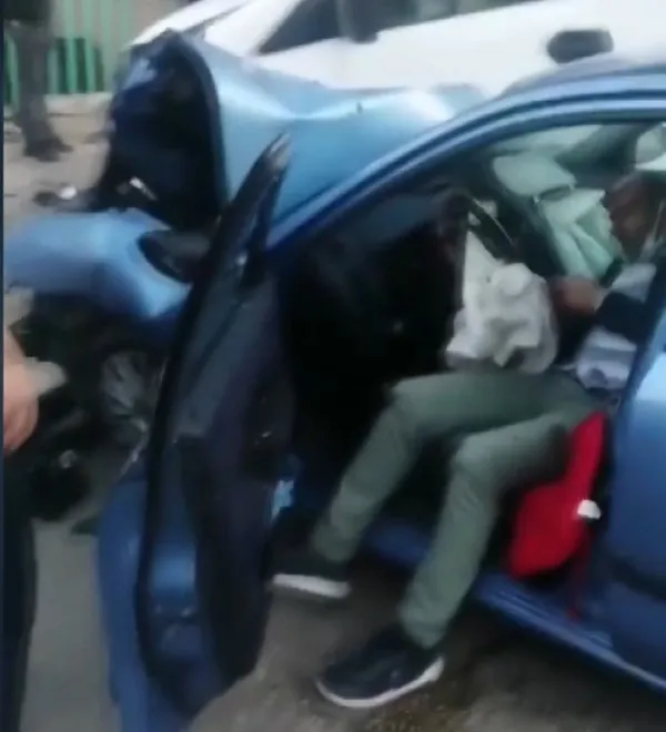 koronavirus-kisitlamasi-sirasinda-bursada-kamyonetiyle-trafikte-olan-surucu-canli-yayin-yaparken-kazayi-kaydetti-1609141999767.jpg Koronavirüs kısıtlaması sırasında Bursa'da kamyonetiyle trafikte olan sürücü canlı yayın yaparken kazayı kaydetti-8