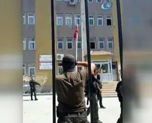 Türk bayrağını tekbirlerle göndere çektiler