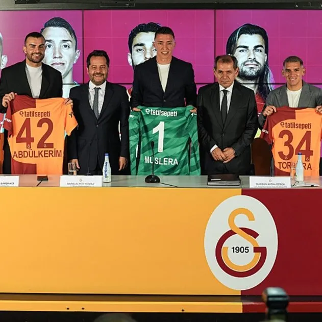İZLE I Galatasaray’da imza töreni! 5 oyuncunun sözleşmesi yenilendi
