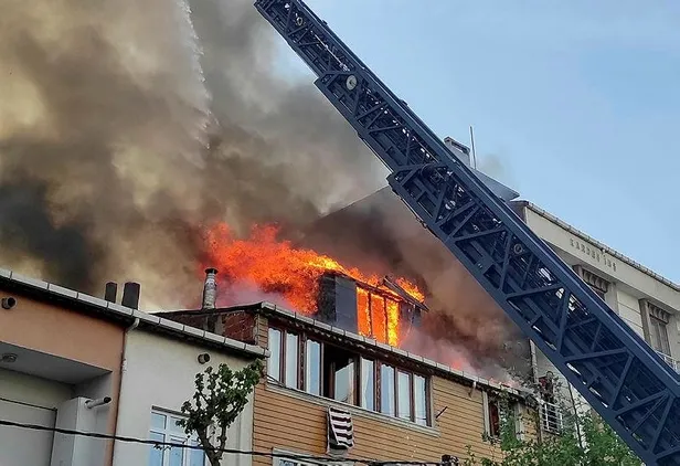 Esenyurt'ta yangın paniği! 3 katlı binada çıkan yangın kameralar yansıdı-6