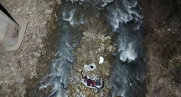 batmanda-otomobil-kopruden-dustu-3-olu-1674245033808.jpeg Batman'da otomobil köprüden düştü. 3 ölü-4