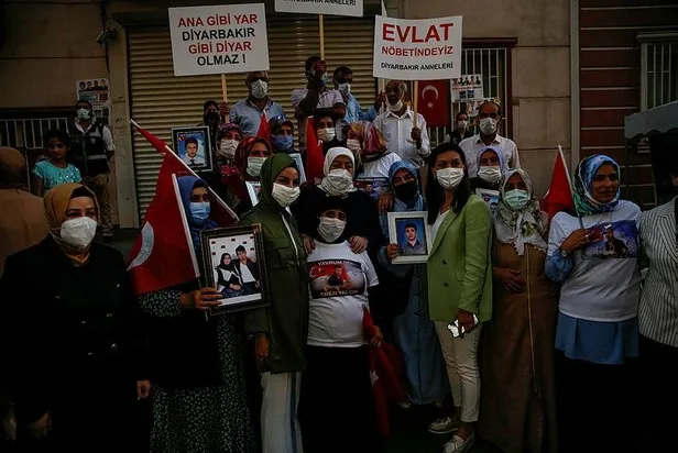 ak-parti-genel-baskanvekili-binali-yildirimin-esi-semiha-yildirimdan-diyarbakir-annelerine-ziyaret-1631219222222.jpeg AK Parti Genel Başkanvekili Binali Yıldırım'ın eşi Semiha Yıldırım'dan Diyarbakır annelerine ziyaret!-2