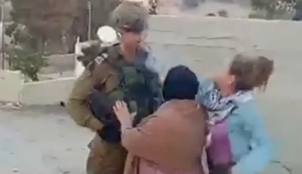 filistinin-cesur-kizi-yillar-once-israil-askerlerini-tokatlayan-ahed-tamimi-a-habere-konustu-1697808756946.jpg