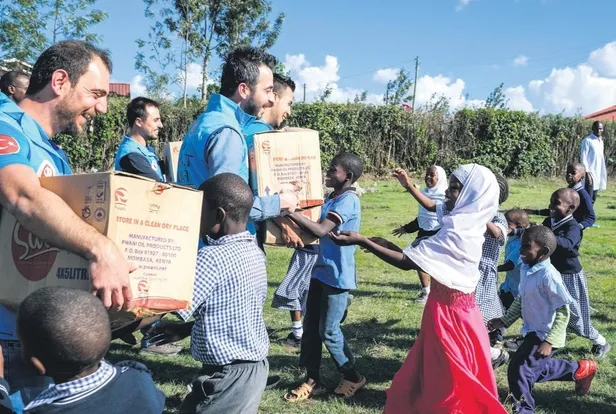 ramazan-mutluluktur-1588635594508.jpeg Türkiye, Ramazan ayı vesilesiyle 5 kıtada 100 ülkeye yardım götürdü-1