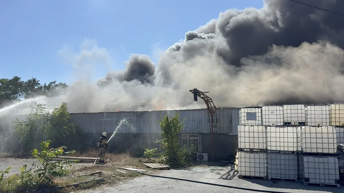 tuzlada-buyuk-fabrika-yangini-ekipler-seferber-oldu-1788424711108.jpeg Tuzla'da deri sanayi bölgesinde fabrika yangını: Çok sayıda ekip sevk edildi-4