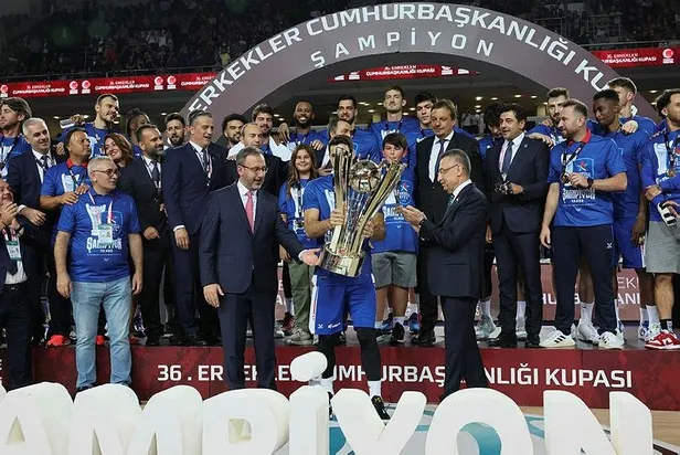 fenerbahceyi-deviren-efes-cumhurbaskanligi-kupasini-kazandi-1664405957136.jpeg Fenerbahçe’yi deviren Anadolu Efes, Cumhurbaşkanlığı Kupası'nı kazandı-5
