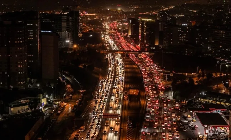 istanbuldan-yine-trafik-manzarasi-yogunluk-3-gundur-yuzde-80in-altina-inmedi-1766165351894.jpeg