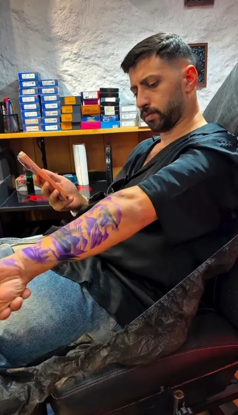 burak-bulut-eski-esi-eda-sakizin-dovmesini-kapattirdi-1785590648841.jpg Aşkın izi vücudundan da silindi! Burak Bulut eski eşi Eda Sakız’ın dövmesini kapattırdı-4