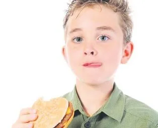 Yediği hamburger dişlerini döker