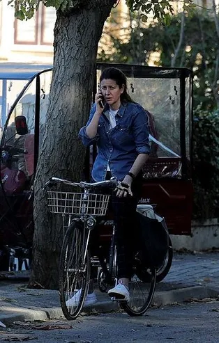 Ölen İngiliz ajan Le Mesurier'in Büyükada'daki evinin önünde gizemli kadın