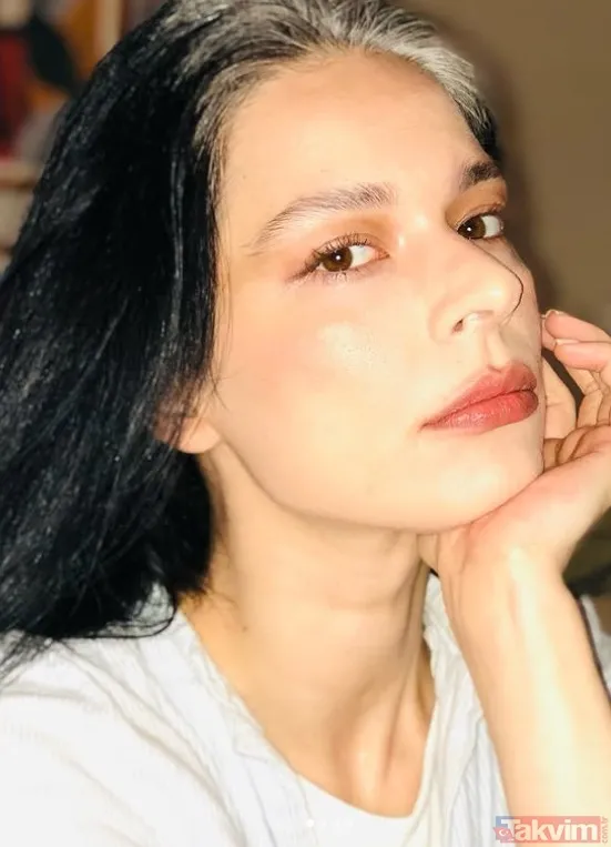 Doğal Görünüm: Pekdemir, Beyazlayan Saçlarını Gizlemek Yerine Olduğu Gibi Sergilemeyi Tercih Ediyor. Kişisel Not: Paylaşımına "Bu Kış Kafayı Taktığın Hırka Da...