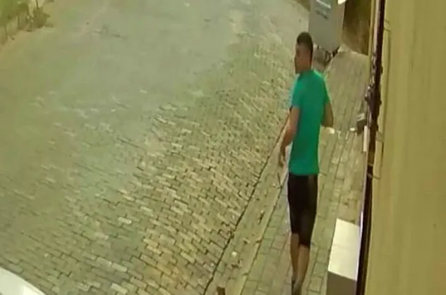 Mahalleliden kaçan hırsız karakola sığındı