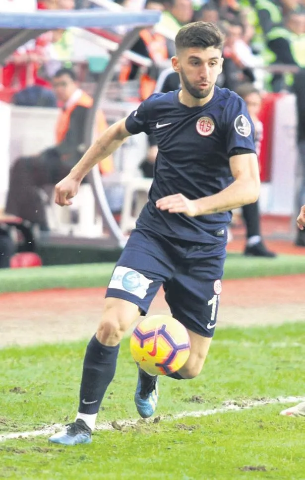 fenerbahcede-2-transfer-operasyonu-caulker-kenan-karaman-alpaslan-ozturk-ve-burak-kapacak-listede-1596847309201.jpeg Fenerbahçe'de 2. transfer operasyonu! Caulker, Kenan Karaman, Alpaslan Öztürk ve Burak Kapacak listede-3