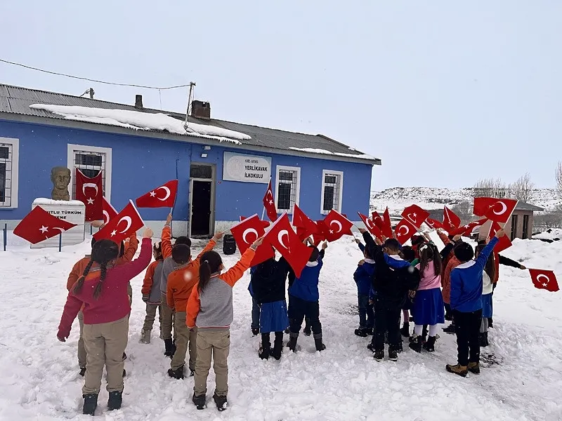 Okullarda eğitim öğretim yılının ikinci dönemi 81 ilde bayrak sevgisiyle başladı-4