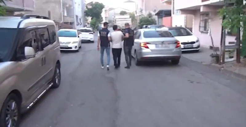 feto-kiskaca-alindi-29-ilde-108-gozalti-cok-sayida-doviz-ve-dijital-materyal-ele-gecirildi-1720104765052.jpeg FETÖ 'Kıskaç'a alındı! 29 ilde 108 gözaltı... Çok sayıda döviz ve dijital materyal ele geçirildi-2