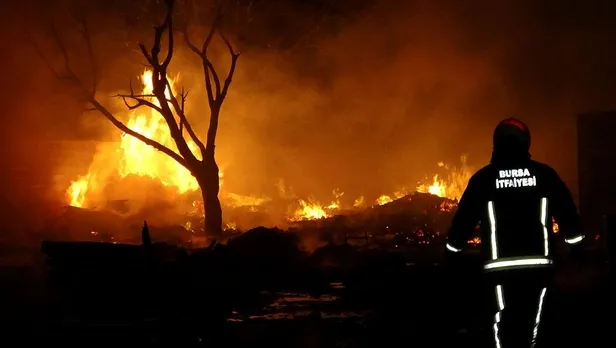 bursada-faliyet-gosteren-geri-donusum-fabrikasi-alev-alev-yandi-1638579252056.jpeg Bursa'da faaliyet gösteren geri dönüşüm fabrikası alev alev yandı!-7