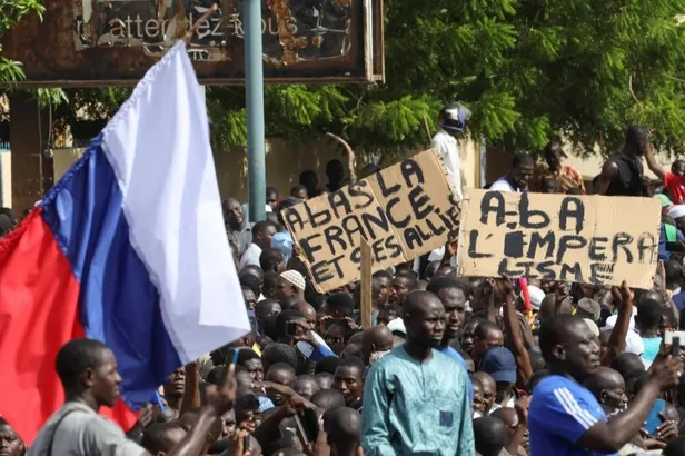 fransa-nijerden-buyukelcisini-ve-askerlerini-cekmeye-karar-verdi-1695583316617.jpeg Fransa, Nijer'den büyükelçisini ve askerlerini çekmeye karar verdi-2