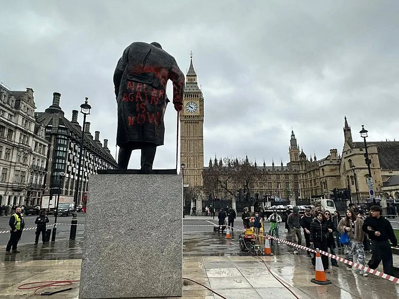 İngiltere'de Filistin eylemi! Churchill'in heykeline "Siyonist savaş suçlusu" yazıldı-5