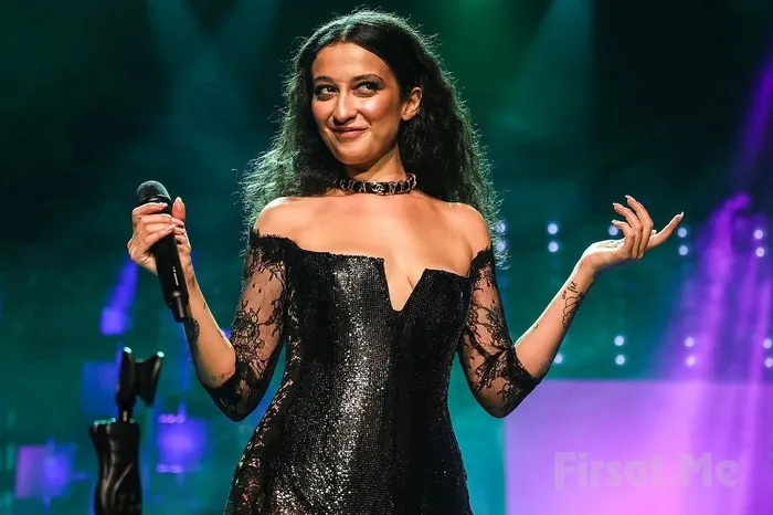 melike-sahin-ortak-karar-diyerek-ozur-diledi-ibbnin-yalanlayan-paylasimina-tepki-yagdi-son-ana-kadar-hazirda-b-1701548382126.jpeg Melike Şahin 'ortak karar' diyerek özür diledi! İBB'nin yalanlayan paylaşımına tepki yağdı! "Son ana kadar hazırda bekledim yemin olsun..."-2