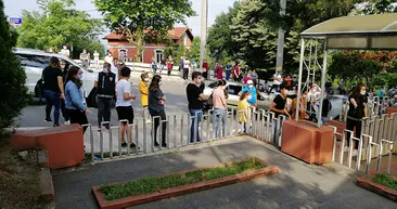 Liselere Geçiş Sistemi LGS koronavirüs önlemleriyle başladı! Öğrenciler böyle alındı