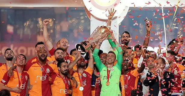 galatasaray sampiyonluk muslera kupayı kaldırıyor