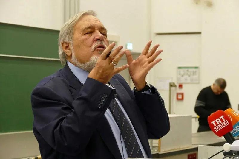 1773672987609.jpeg İlber Ortaylı'nın ibretlik hassasiyeti! 50 Yasin ve gizli hatimler: Topkapı Sarayı'nda gelenek başlatmış...-5