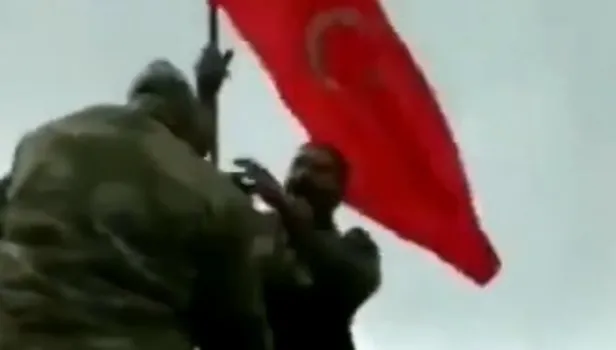 Azerbaycan ordusu Türk bayrağını Dağlık Karabağ’a dikti!
