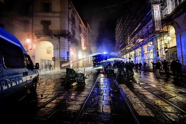 İtalya'da salgına yönelik son tedbirler protestolara neden oldu-6