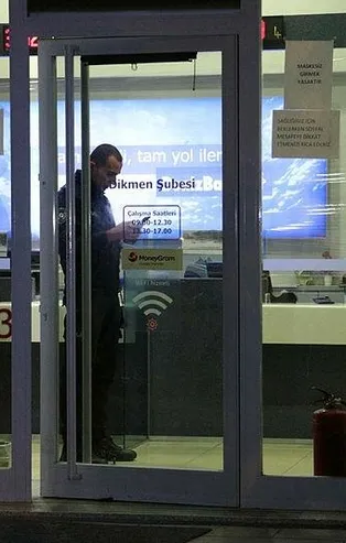 Son dakika: Başkentte maskeli soygun: Önce minibüsü sonra da bankaya girip evrak kasası ve tabancayı çaldılar