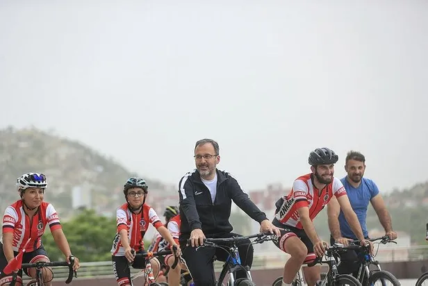 genclik-ve-spor-bakani-mehmet-muharrem-kasapoglu-dunya-bisiklet-gununde-sporcularla-bulustu-veledrom-mujdesi-1654284850322.jpeg Gençlik ve Spor Bakanı Mehmet Muharrem Kasapoğlu Dünya Bisiklet Gününde sporcularla buluştu... Veledrom müjdesi-3
