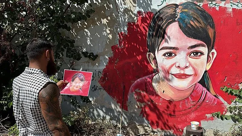 Azerbaycanlı ressam Hatai Abdullayev, 8 yaşındaki Narin Güran'ın portresini duvara resmetti-3