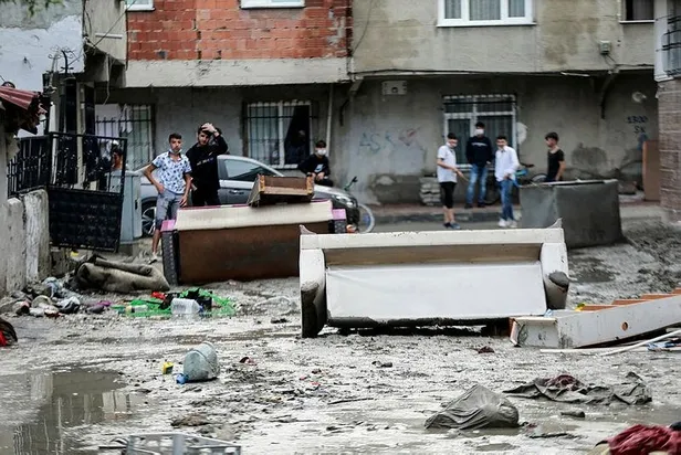 Esenyurt'ta evleri su içerisinde kalan vatandaşlar CHP'li İmamoğlu'na isyan etti-2