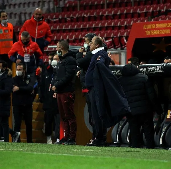 Fatih Terim 5 dakikalık uzatmaya isyan etti! "Bırakın da oynayalım"-5