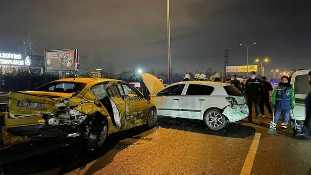 Son dakika: Esenler'de aynı noktada iki kaza! 7 araç birbirine girdi: 4 yaralı-3