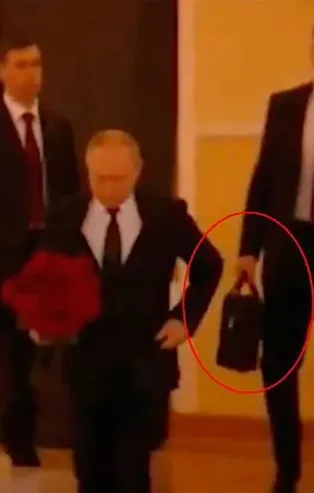 Rus siyasetçi Vladimir Jirinovski'nin cenazesine katılan Putin'in korumasının elindeki "nükleer" çanta dikkat çekti
