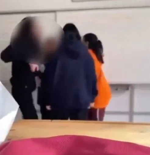 cok-guzel-saclarin-var-deyip-tekme-tokat-giristi-lisedeki-akran-zorbaligi-sonrasi-harekete-gecildi-1700654506765.jpg "Çok güzel saçların var" deyip tekme tokat girişti! Lisedeki akran zorbalığı sonrası harekete geçildi-2