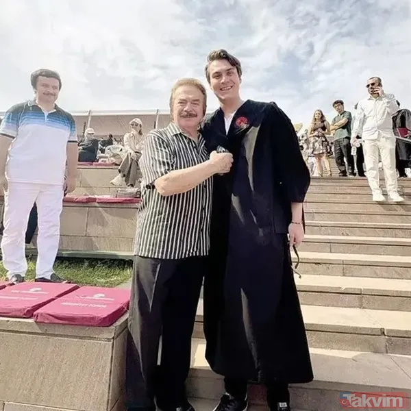 Orhan Gencebay Ve Torununun Karesi Binlerce Beğeni Alırken Sosyal Medya Kullanıcıları Efe Gencebay'ı Tebrik Etti.