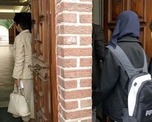 Başörtülü kadına ırkçı saldırı!
