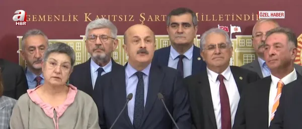 tbmmde-chpli-ve-hdpli-vekillerden-korsan-giris-turk-tabipler-birligi-baskani-sebnem-korur-fincanciyi-perdeleye-1655375059669.jpg TBMM'de CHP'li ve HDP'li vekillerden korsan giriş! Türk Tabipler Birliği Başkanı Şebnem Korur Fincancı'yı perdeleyerek Meclis'e soktular-4
