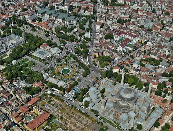 Ayasofya'ya yetişemeyenler cuma namazını Yenikapı'da kılacak-5