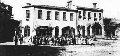 Davutpaşa Lisesi, dönemin sadrazamı Davut Paşa tarafından ''Mektebi Sübyan'' adıyla kuruldu. 1874'te Rüştiye Mektebi'ne dönüştü