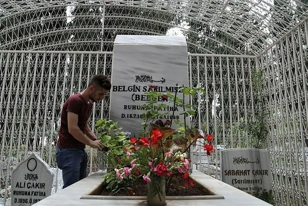 bergenin-mezari-nerede-ne-zaman-ve-nasil-olduruldu-bergenin-mezari-neden-kafeste-kac-tane-kilit-var-mezarinda-1695819185738.jpg Bergen'in mezarı neden kafeste, kaç tane kilit var? Bergen'in mezarı nerede, ne zaman ve nasıl öldürüldü? Mezarında ne yazıyor?-3