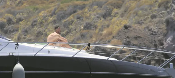 Bodrum tatiline çıkan Kerem Bursin keyifsiz halleriyle dikkat çekti