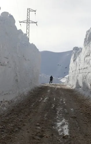 Ağrı'da 9 metre karla mücadele ediliyor